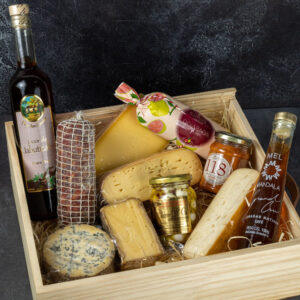 CESTA DE PRESENTE - 6 QUEIJOS + CHARCUTARIA + GOIABADA + MEL + LICOR DE JABUTICABA